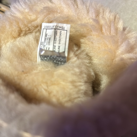 Girls UGG Bailey Button Boots Big Kids Size 4.  Tan color - Picture 9 of 9